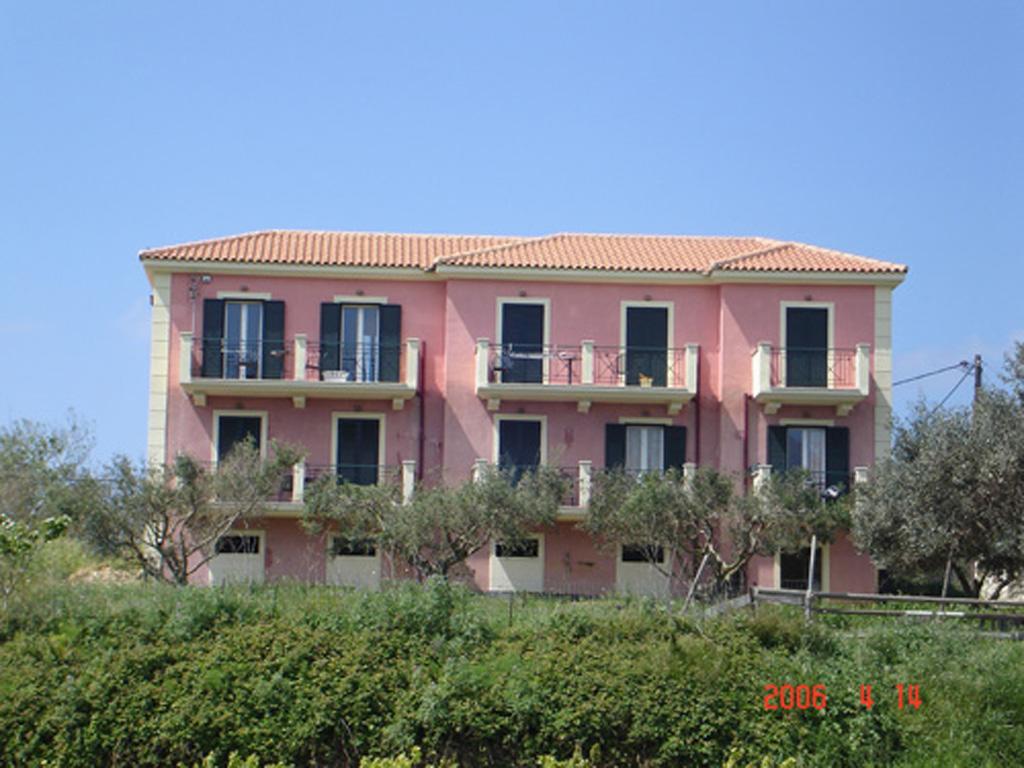 Kolona Apartments Lixouri Buitenkant foto